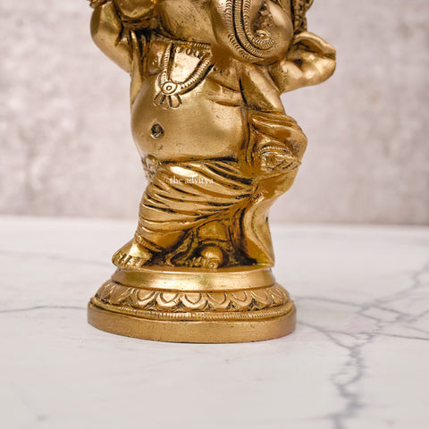 Baby Dancing Ganesha Idol danvcing leg step in different way.
